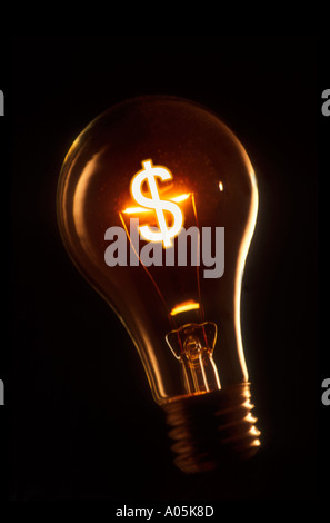 Una chiara luce lampadina con un filamento illuminato nella forma di un simbolo di dollaro Foto Stock