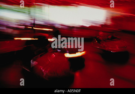 L'azione sfocate moto di autoscontro amusement ride in Zurigo Svizzera Foto Stock