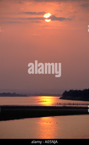 Tramonto sul fiume Mekong con la Thailandia sull'altro lato. Vientiane, Laos. Foto Stock