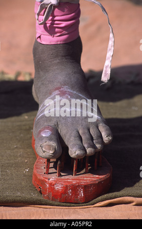 Sadhu in piedi sulle unghie. Khumb Mela Festival 2001-Allahabad, Uttar Pradesh, India. Foto Stock