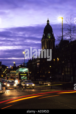 Traffico serale passando leeds municipio costruito nel 1858 progettato da cuthbert brodrick leeds Yorkshire Regno Unito Foto Stock