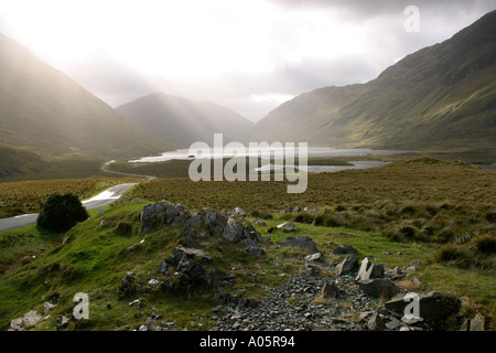 L'Irlanda County Mayo Mweelrea montagne di raggi di luce solare su Doo Lough Foto Stock