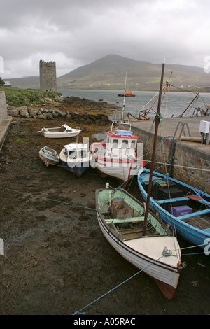 L'Irlanda County Mayo Achill Island Cloghmore Quay e Castello Carrickildownet Foto Stock