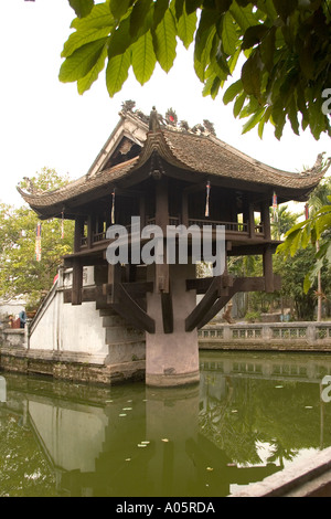 Il Vietnam centro di Hanoi il vecchio quartiere di Ho Chi Minhs Mausoleo religione complesso Pagoda su un pilastro dedicato alla dea della misericordia Foto Stock