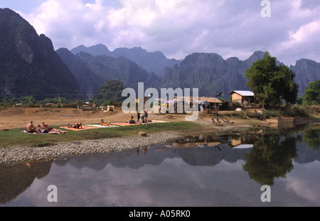 I turisti a rilassarci in Nam Song river. Van Vieng, Laos. Foto Stock