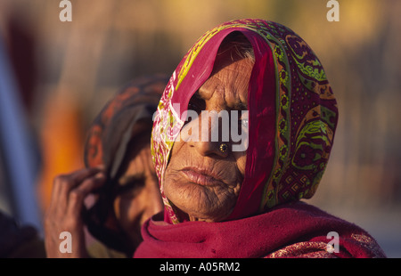 Sari placcati donna indiana. Khumb Mela Festival 2001-Allahabad, Uttar Pradesh, India. Foto Stock