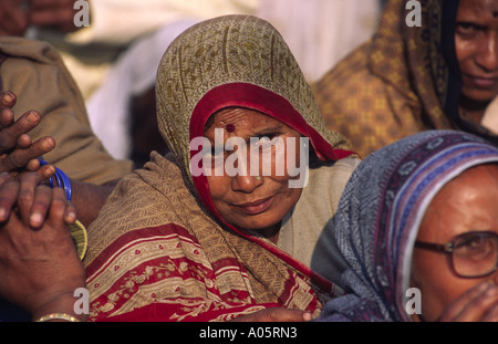 Sari placcati donna indiana. Khumb Mela Festival 2001-Allahabad, Uttar Pradesh, India. Foto Stock