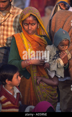 Sari placcati donna indiana. Khumb Mela Festival 2001-Allahabad, Uttar Pradesh, India. Foto Stock