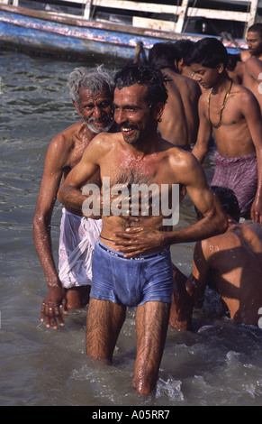 Pellegrini la balneazione nel Gange. Khumb Mela Festival 2001-Allahabad, Uttar Pradesh, India. Foto Stock