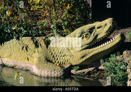 Modello di dinosauro Mosasaurus al Crystal Palace Park. Le prime sculture di dinosauro al mondo. Estesamente restaurato nel 2002, e classificato di grado 1. Foto Stock