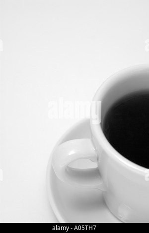 Vista astratta di una tazza di caffè nero su sfondo bianco Foto Stock