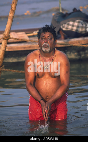 Pellegrino la balneazione nel Gange. Khumb Mela Festival 2001-Allahabad, Uttar Pradesh, India. Foto Stock