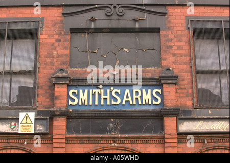 The Smiths bracci e vecchio pub vittoriano per gli operai del laminatoio, ora abbandonata in Manchester Foto Stock