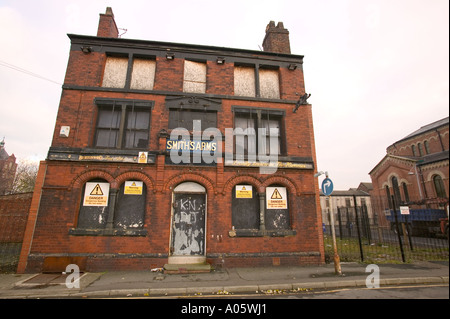 The Smiths bracci e vecchio pub vittoriano per gli operai del laminatoio, ora abbandonata in Manchester Foto Stock