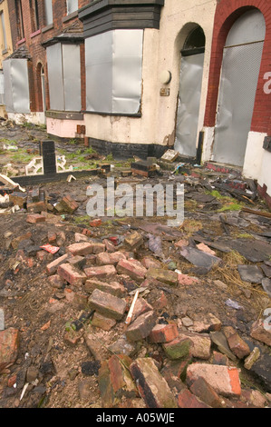 Una fila di abbandonati, case abbandonate a Manchester in Inghilterra Foto Stock