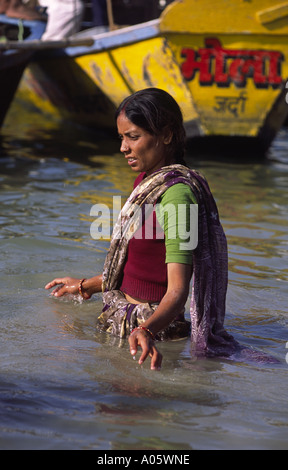 Pellegrini la balneazione nel Gange. Khumb Mela Festival 2001-Allahabad, Uttar Pradesh, India. Foto Stock