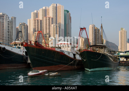 Barche da pesca ormeggiate nel porto di Aberdeen sull isola di Hong Kong in Hong Kong Foto Stock