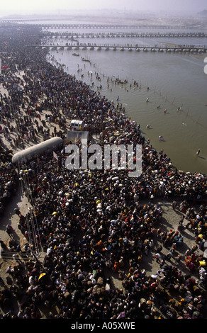 Masse di pellegrini sulle rive del Sacro Gange. Khumb Mela Festival 2001-Allahabad, Uttar Pradesh, India. Foto Stock