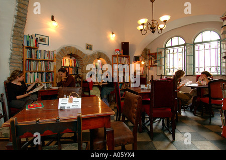 Gli studenti la lettura di libri all'interno Tmol Shilshom cafe situato in Yo el Moshe Salomon street nel centro di Gerusalemme ovest Israele Foto Stock