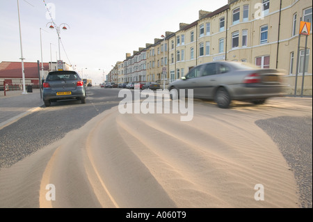 Una strada sommersa con vento bruciato sabbia, a seguito di una violenta tempesta, a Redcar, Teeside, Inghilterra Foto Stock