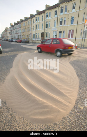 Una strada sommersa con vento bruciato sabbia, a seguito di una violenta tempesta, a Redcar, Teeside, Inghilterra Foto Stock