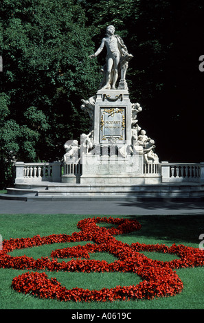 Monumento di Mozart nel Burggarten nel castello di Hofburg di Vienna Austria Foto Stock