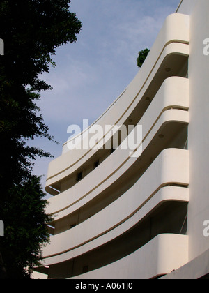 La facciata ricurva del Cinema Hotel, precedentemente noto come uno stile internazionale cinema teatro costruito negli anni Trenta del Novecento nel centro di Tel Aviv, Israele Foto Stock