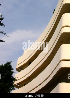 Curva sporgente snellire il balcone del Cinema Hotel precedentemente uno stile internazionale cinema teatro costruito negli anni Trenta del Novecento nel centro di Tel Aviv, Israele Foto Stock