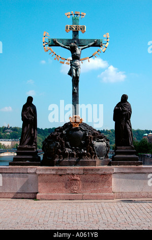 Statue raffiguranti Gesù sulla croce circondata dalle parole ebraiche dalla preghiera ebraica nota come Kedushah in Charles Bridge Praga Repubblica Ceca Foto Stock