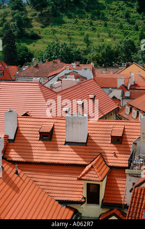 Sui tetti della città presso il piccolo quartiere Mala Strana di Praga Repubblica Ceca Foto Stock