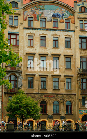 Edificio decorato lungo Masarykovo nabrezi street Nove Mesto Praga Repubblica Ceca Foto Stock