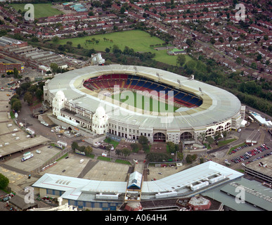 Vista aerea del vecchio stadio di Wembley con le Torri Gemelle in Greater London Foto Stock