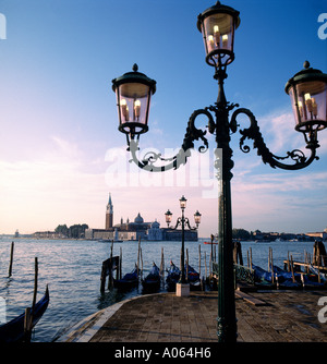 Cercando di fronte alla Basilica di San Giorgio Maggiore dal lungomare vicino a San Marco Foto Stock