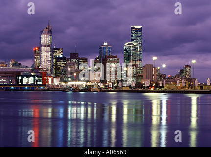 Twilight vista della skyline con nuovo stadio di fronte fiume Yarra Melbourne Australia Foto Stock