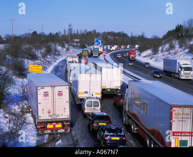 Veicoli abbandonati sul Nord M11 nel Hertfordshire dopo la neve pesante e la mancanza di gritting su 30/1/03. Foto Stock