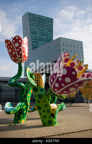 Yayoi Kusama Sculpture fuori dal nostro edificio di credito Lionaise Lille Foto Stock