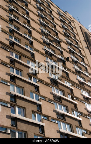 Vista ad angolo basso di un alto edificio di appartamenti nel centro di Varsavia sotto un cielo azzurro, Varsavia, Polonia. Foto Stock
