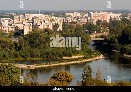Vista panoramica del quartiere Praga Praga sul lato destro del fiume Wisla Vistola a Varsavia Varsavia Varsavia, Polonia, con vegetazione lussureggiante e città. Foto Stock