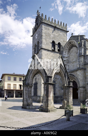 Il Portogallo, il Minho, Guimaraes, Padrao do Salado monumento, Nossa Senhora da Oliveira chiesa e la Pousada Foto Stock