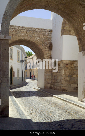 Il Portogallo, Algarve, Faro, archi nelle mura della città nella città vecchia Foto Stock