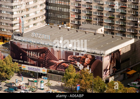 Vista aerea dell'edificio Supersam di Varsavia, Polonia, visto dal Palazzo dalla Scienza e dalla Cultura, con grandi pubblicità e vita cittadina. Foto Stock