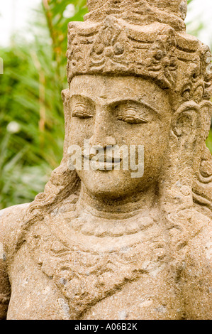 Scultura in pietra del Dio indù Shiva, Bali, Indonesia. Dettagliate sculture religiose caratterizzate da un'espressione serena e una corona decorata. Foto Stock