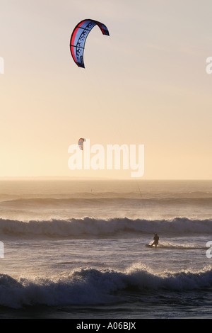 Il kite surf nella baia della tavola Città del Capo Sud Africa Foto Stock