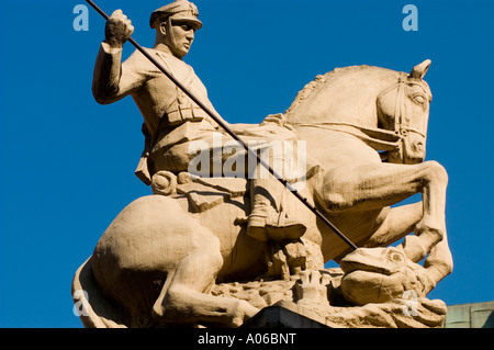 Un monumento di polacco Uhlan Calvario vigili del cavallo soldato combattente con dragon blu sullo sfondo del cielo Foto Stock