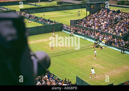 Prato Tennis Association Wimbledon Men's Doubles terzo round 1966 sul campo n. 3 con la telecamera a sinistra della cornice. JMH0887 Foto Stock