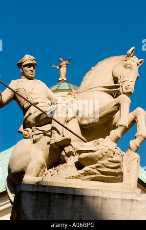 Un monumento di polacco Uhlan Calvario vigili del cavallo soldato combattente con dragon blu sullo sfondo del cielo Foto Stock