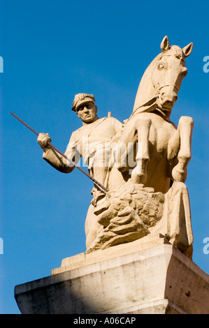 Un monumento di polacco Uhlan Calvario vigili del cavallo soldato combattente con dragon blu sullo sfondo del cielo Foto Stock