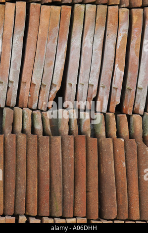 Tegole del tetto in un cantiere reclaimation Foto Stock