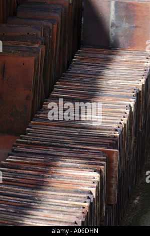Tegole del tetto in un cantiere reclaimation Foto Stock