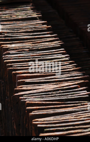 Tegole del tetto in un cantiere reclaimation Foto Stock